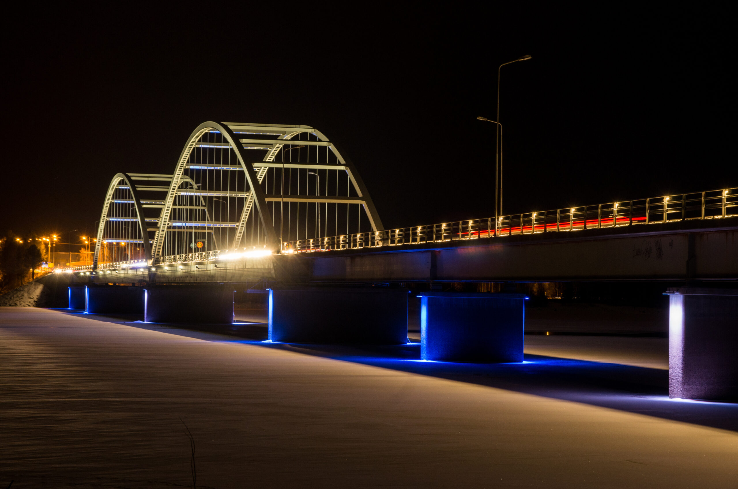 Aavasaksan silta pimeällä